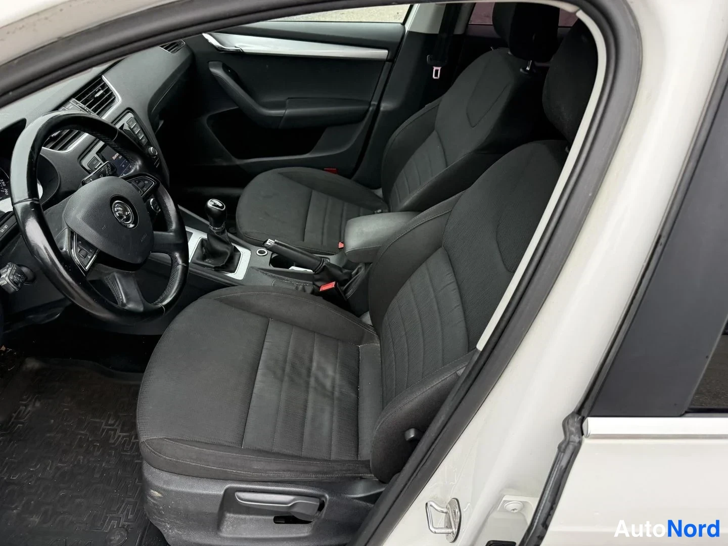 Valkoinen Skoda Octavia 2015, etuistuimet, kuva 8