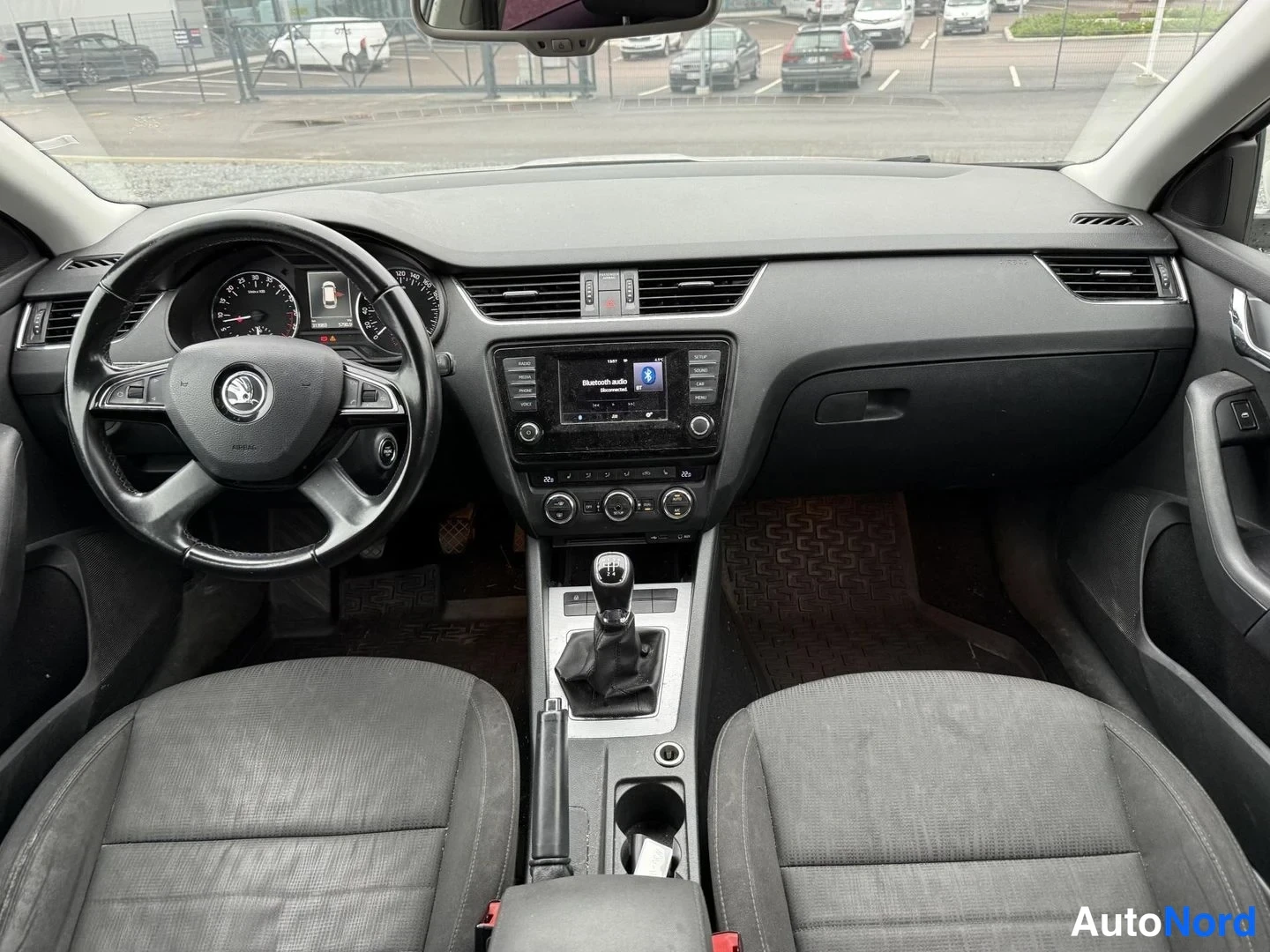Valkoinen Skoda Octavia 2015, ohjaamo, kuva 5