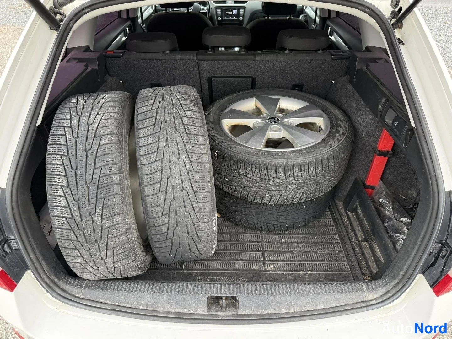 Valkoinen Skoda Octavia 2015, tavaratila, kuva 10