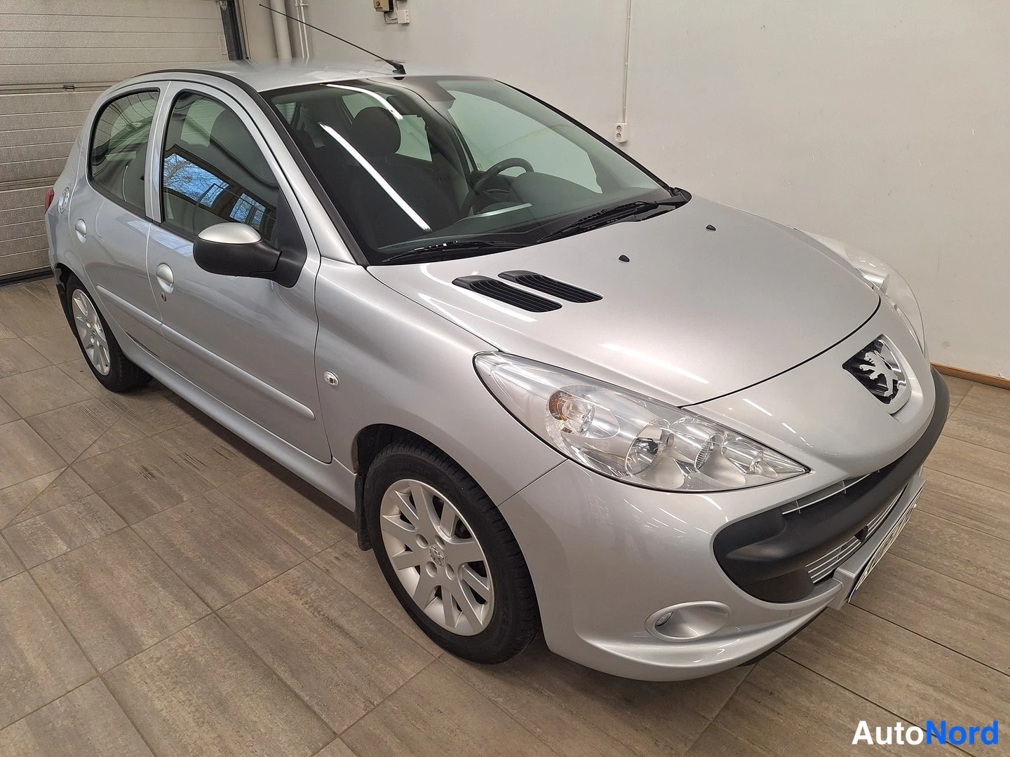 Harmaa Peugeot 206+ 2009, etuviisto, keula oikealle, kuva 2
