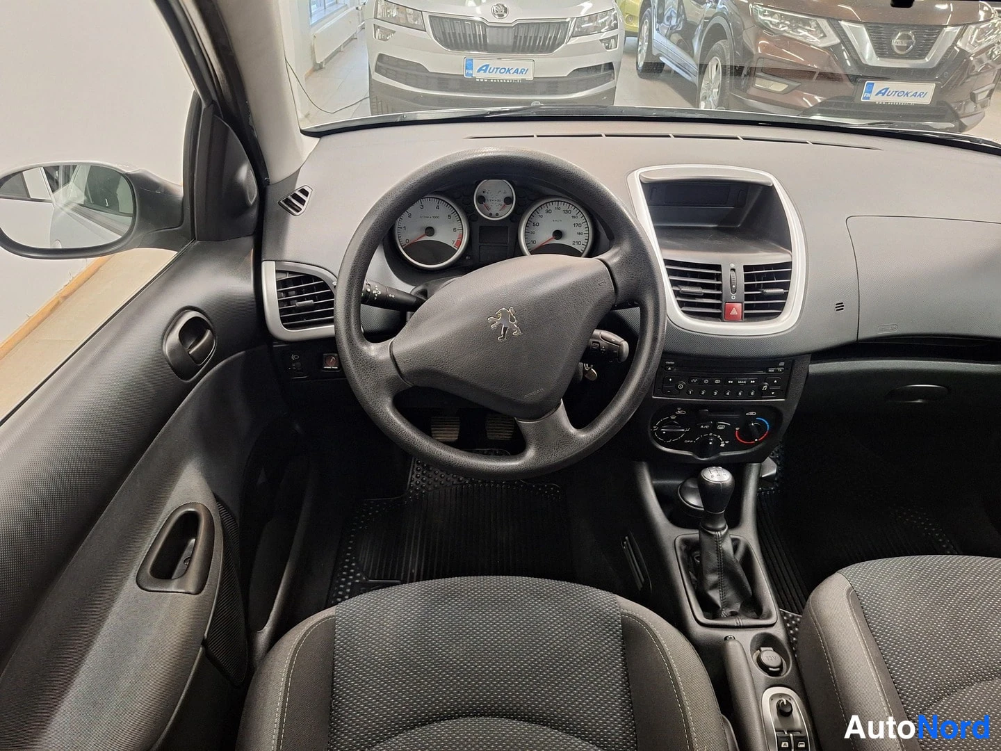 Harmaa Peugeot 206+ 2009, ohjaamo, kuva 5