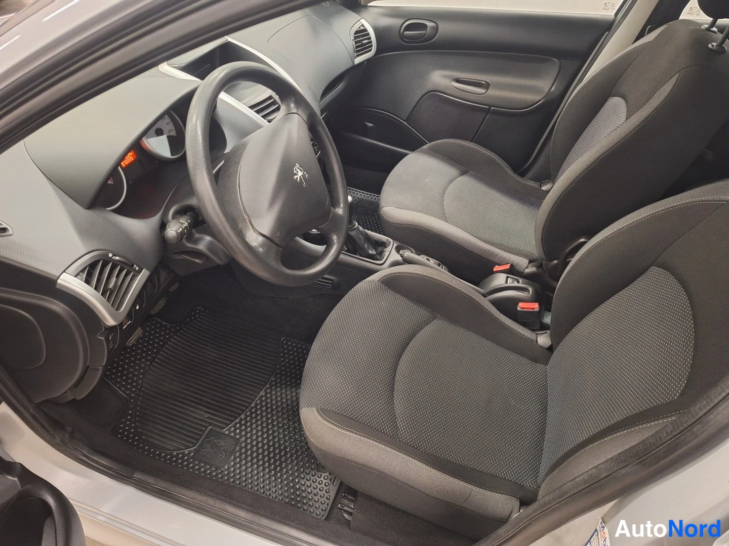 Harmaa Peugeot 206+ 2009, etuistuimet, kuva 6