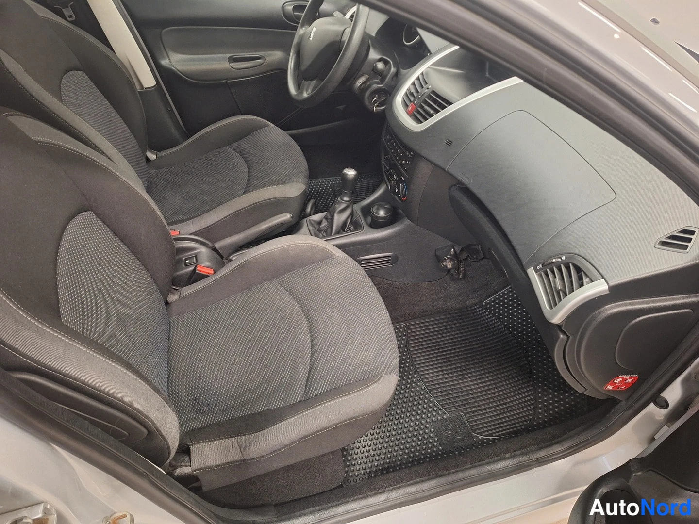 Harmaa Peugeot 206+ 2009, etuistuimet, kuva 7