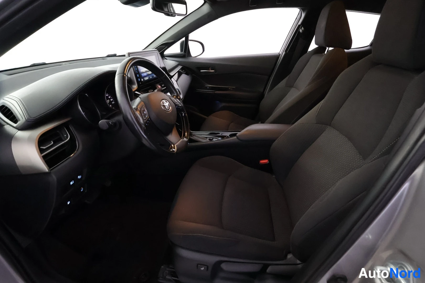 Toyota C-HR 2018, ohjaamo, kuva 10
