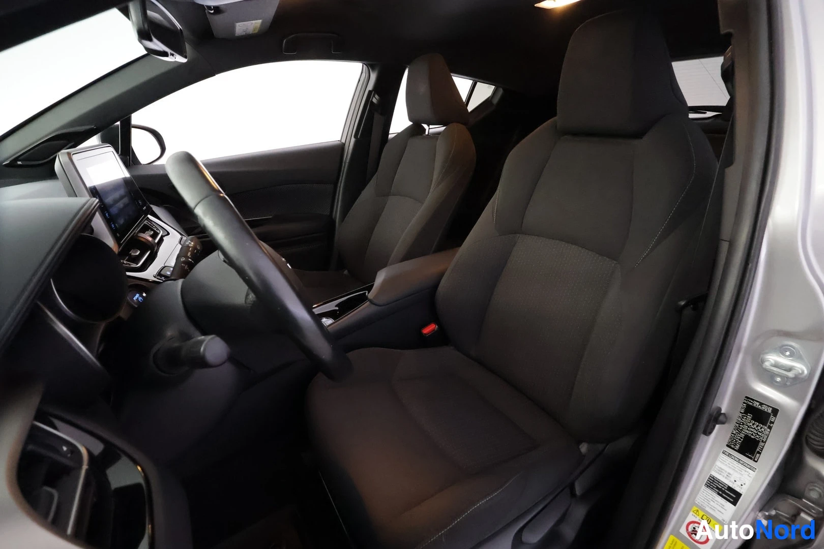 Toyota C-HR 2018, ohjaamo, kuva 11