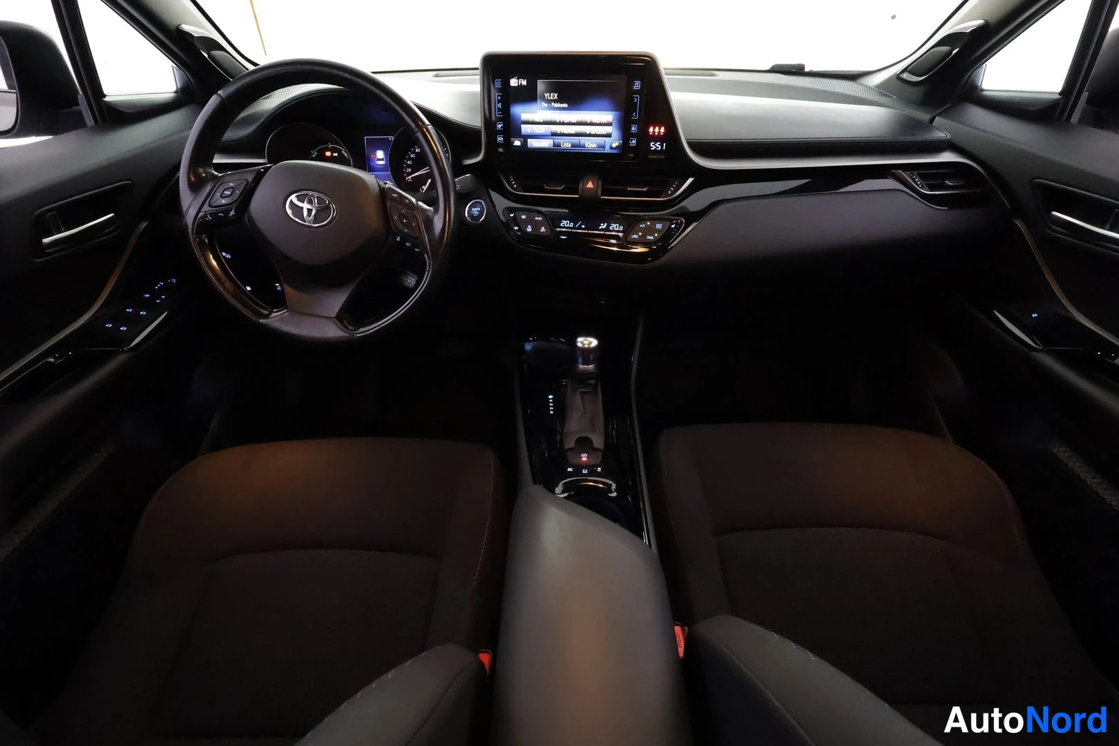 Toyota C-HR 2018, ohjaamo, kuva 12