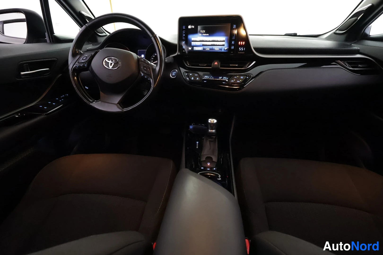 Toyota C-HR 2018, ohjaamo, kuva 13