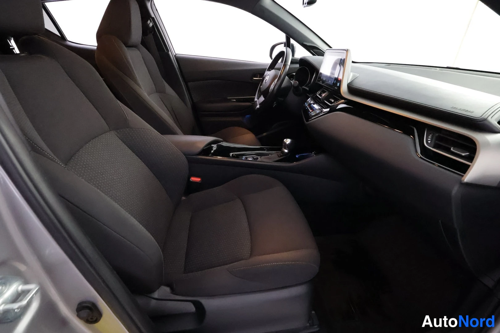Toyota C-HR 2018, etuistuimet, kuva 17