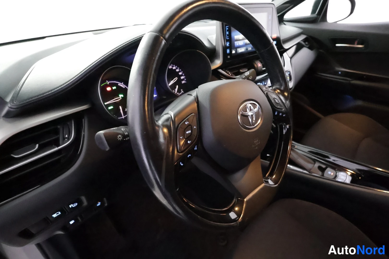 Toyota C-HR 2018, ohjaamo, kuva 15