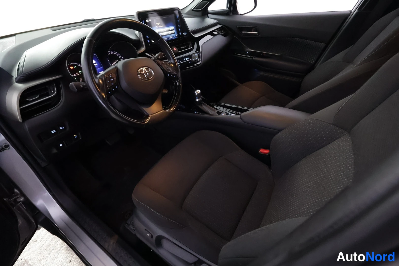 Toyota C-HR 2018, ohjaamo, kuva 9