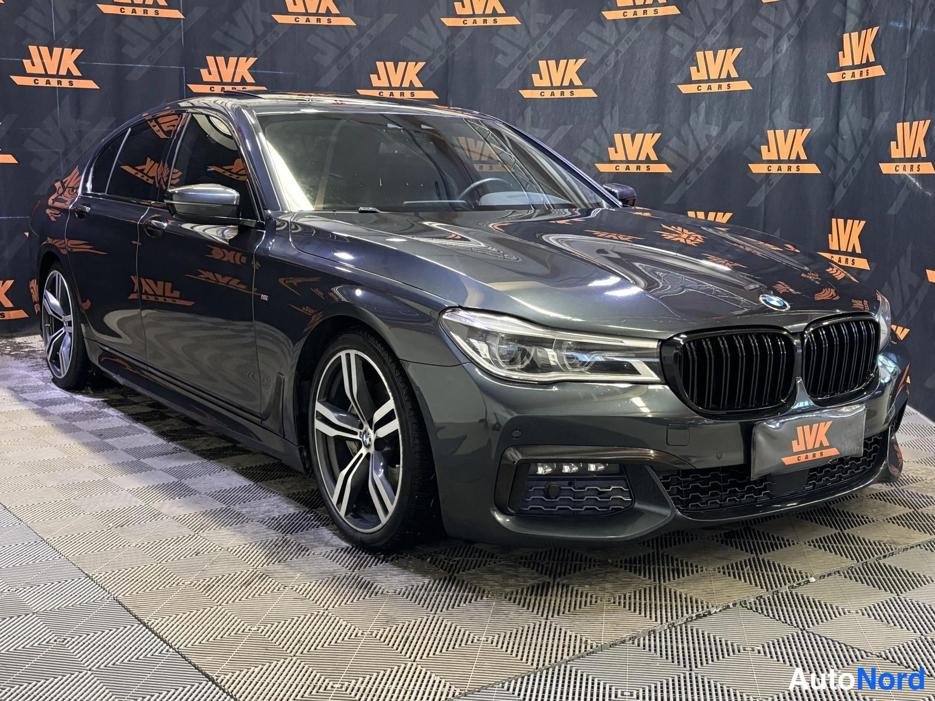 Grey BMW 730d xDrive 2017, front three-quarter, nose to the right, photo 2