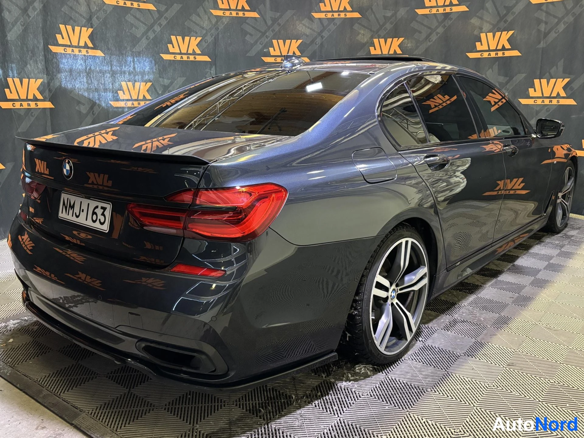 Grey BMW 730d xDrive 2017, rear three-quarter, photo 3