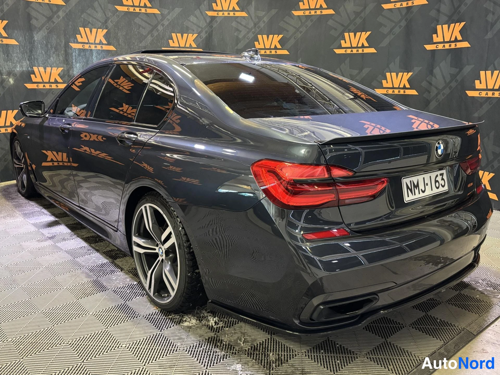 Grey BMW 730d xDrive 2017, rear three-quarter, photo 4