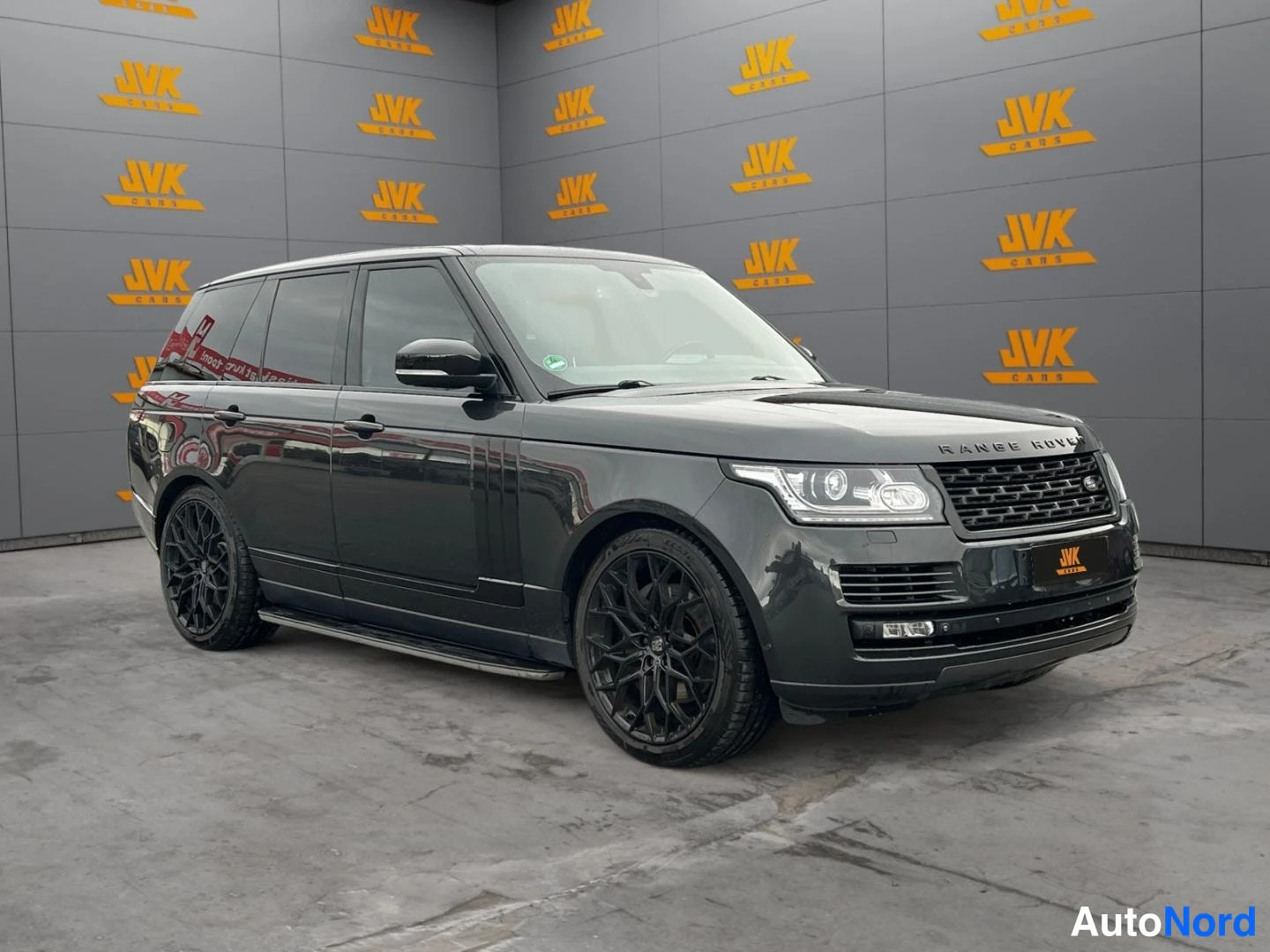 Grey Land Rover Range Rover 2015, front three-quarter, nose to the right, photo 2