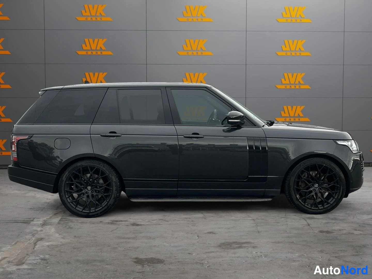 Grey Land Rover Range Rover 2015, front three-quarter, nose to the right, photo 3