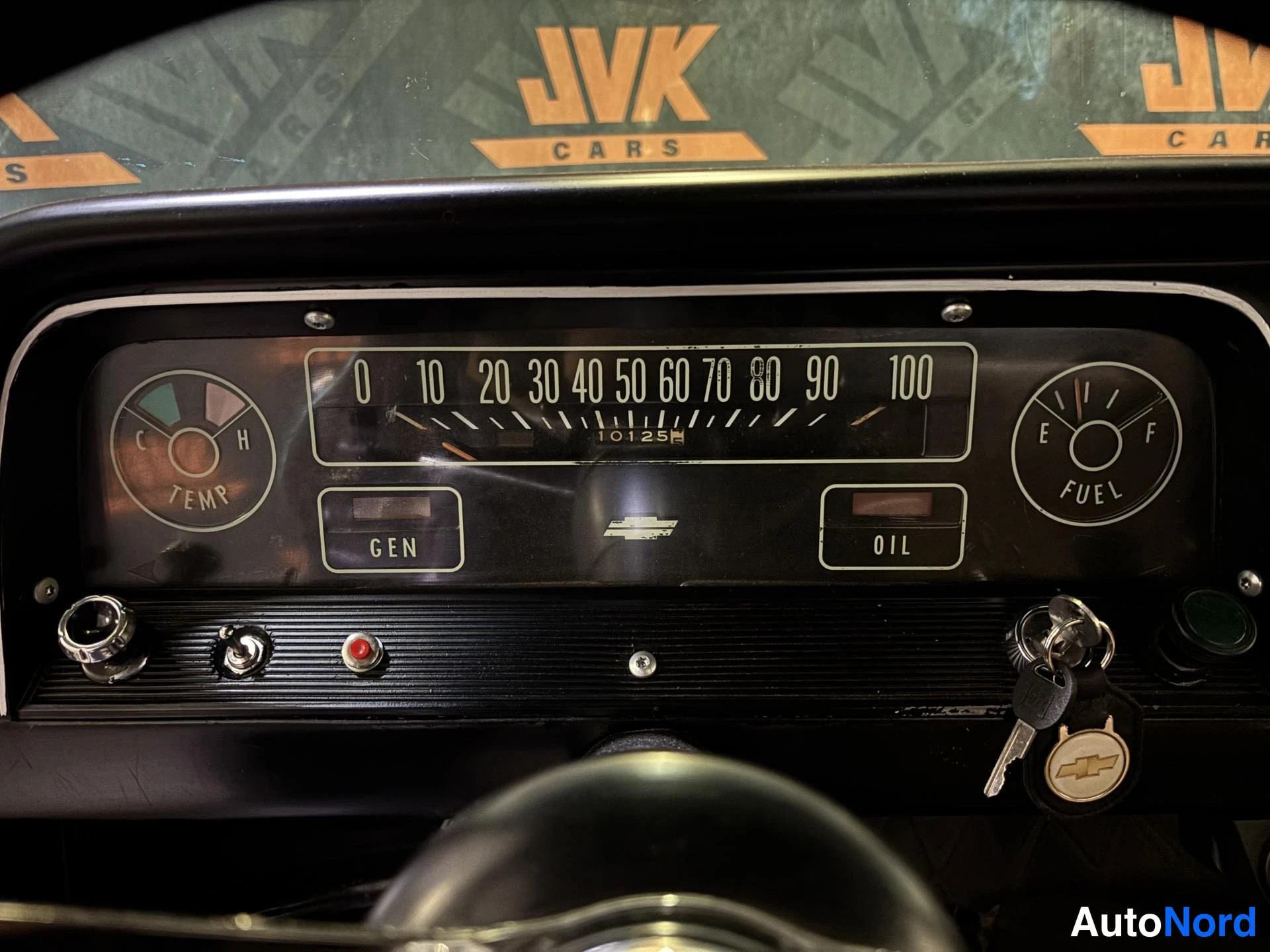 Yellow Chevrolet C10 1966, detail, photo 12