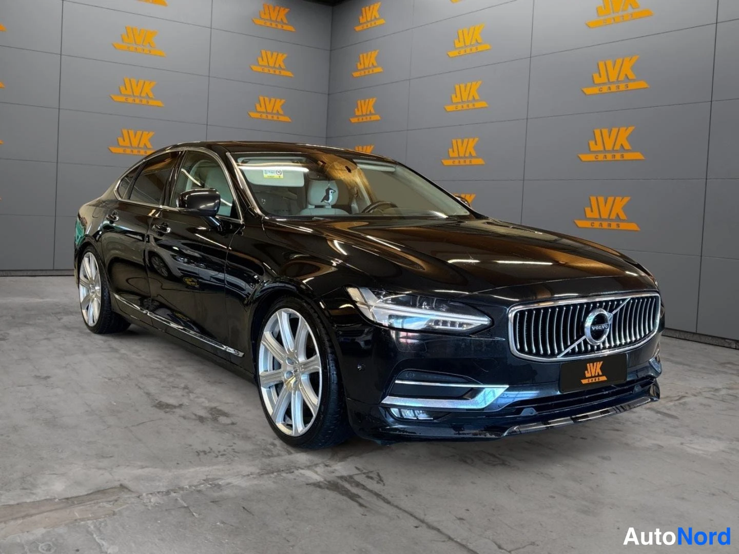 Black Volvo S90 2018, front three-quarter, nose to the right, photo 3