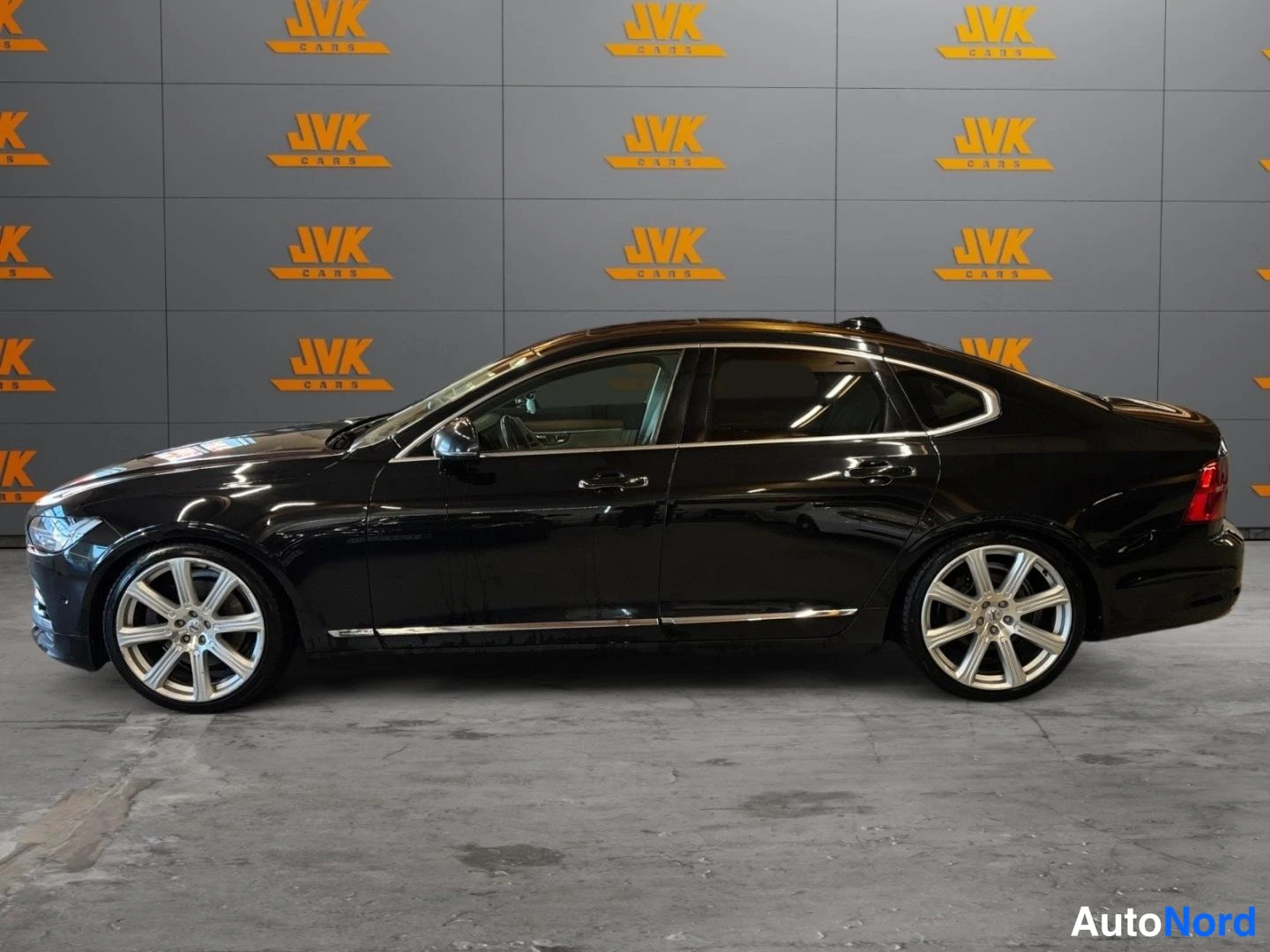 Black Volvo S90 2018, front three-quarter, nose to the left, photo 2