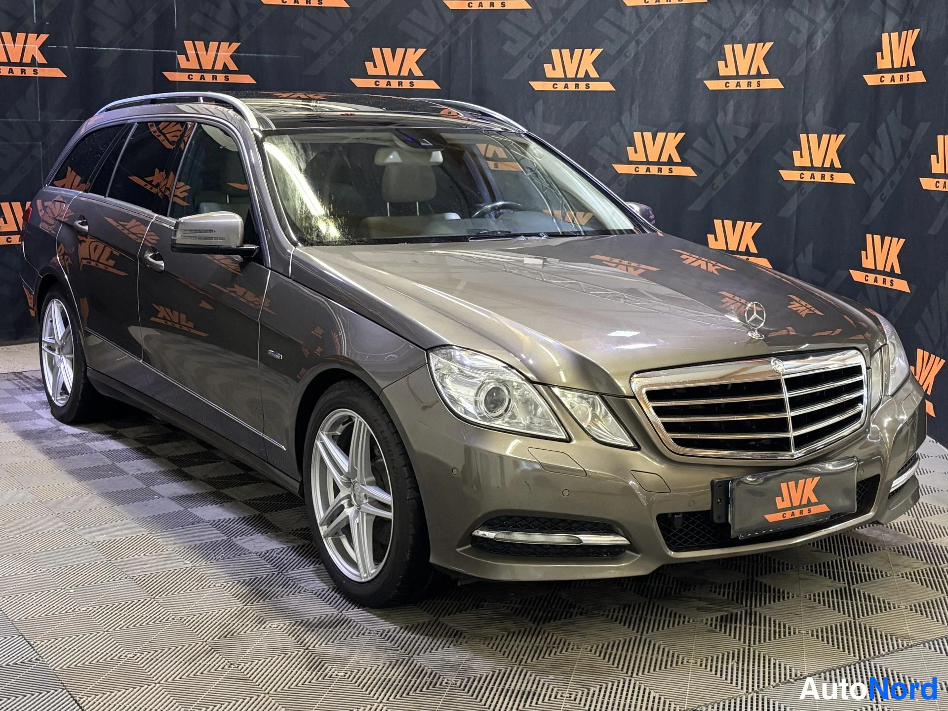 Brown Mercedes-Benz E 2011, front three-quarter, nose to the right, photo 2