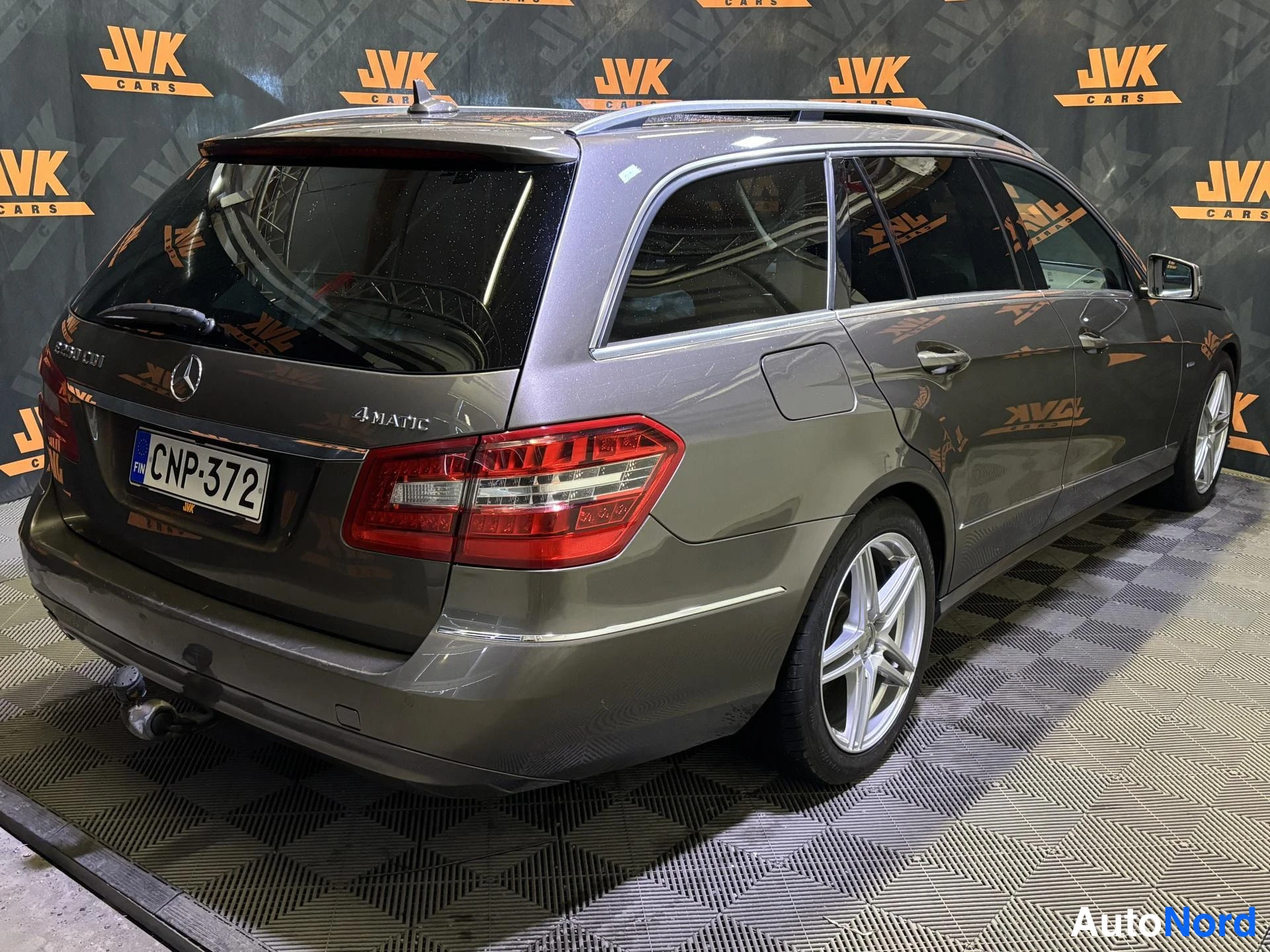 Brown Mercedes-Benz E 2011, rear three-quarter, photo 3