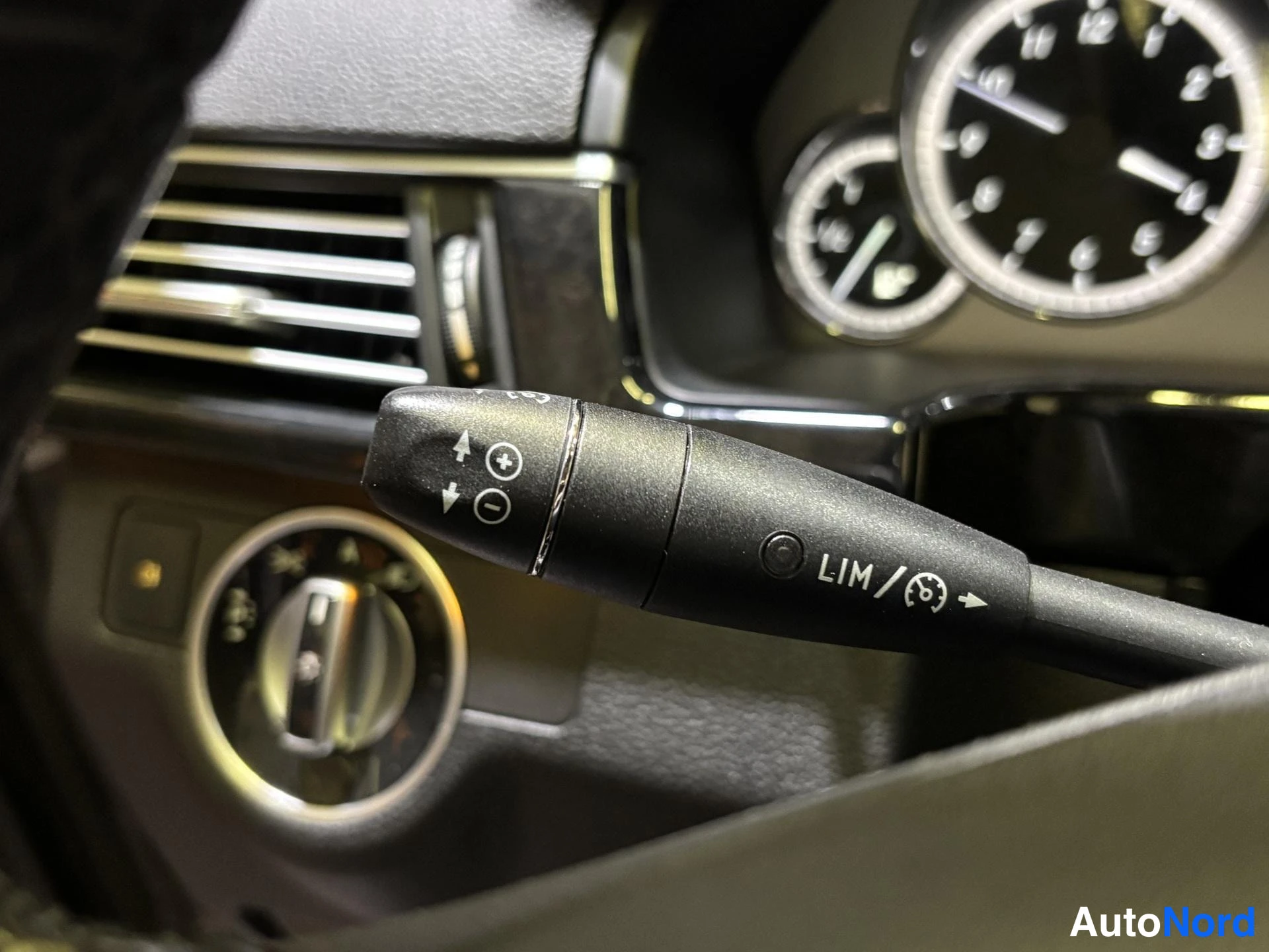 Brown Mercedes-Benz E 2011, detail, photo 17