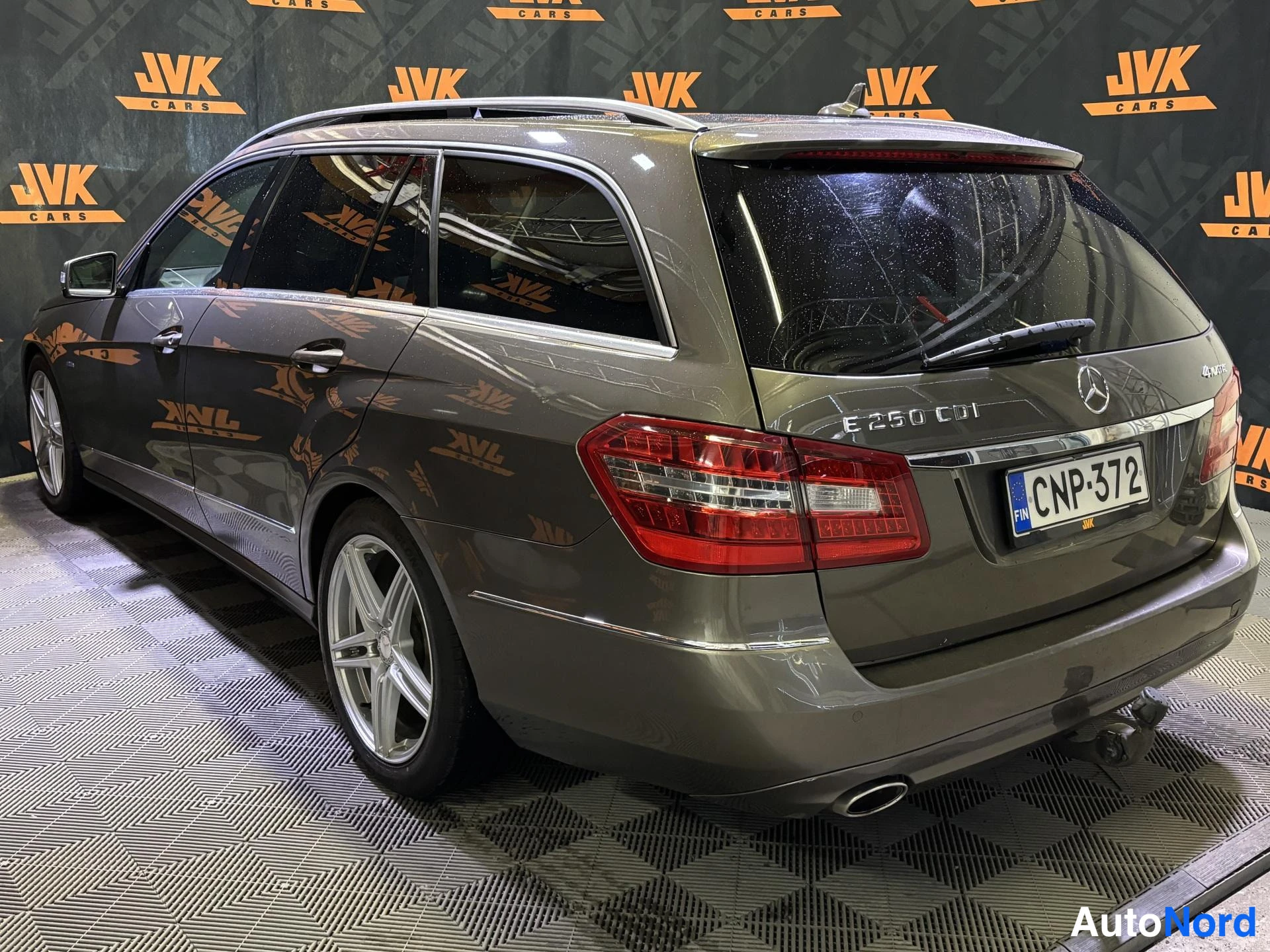 Brown Mercedes-Benz E 2011, rear three-quarter, photo 4