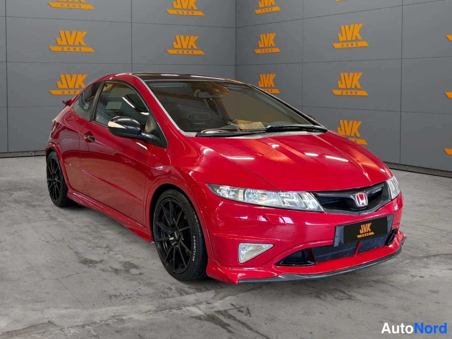 Red Honda Civic 2009, front three-quarter, nose to the right, photo 2