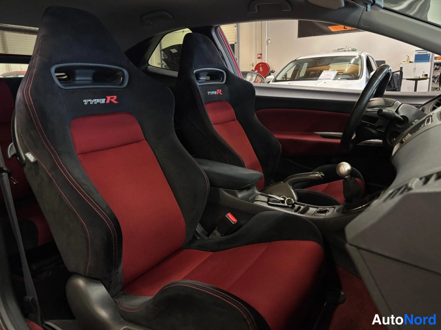 Red Honda Civic 2009, front seats, photo 10