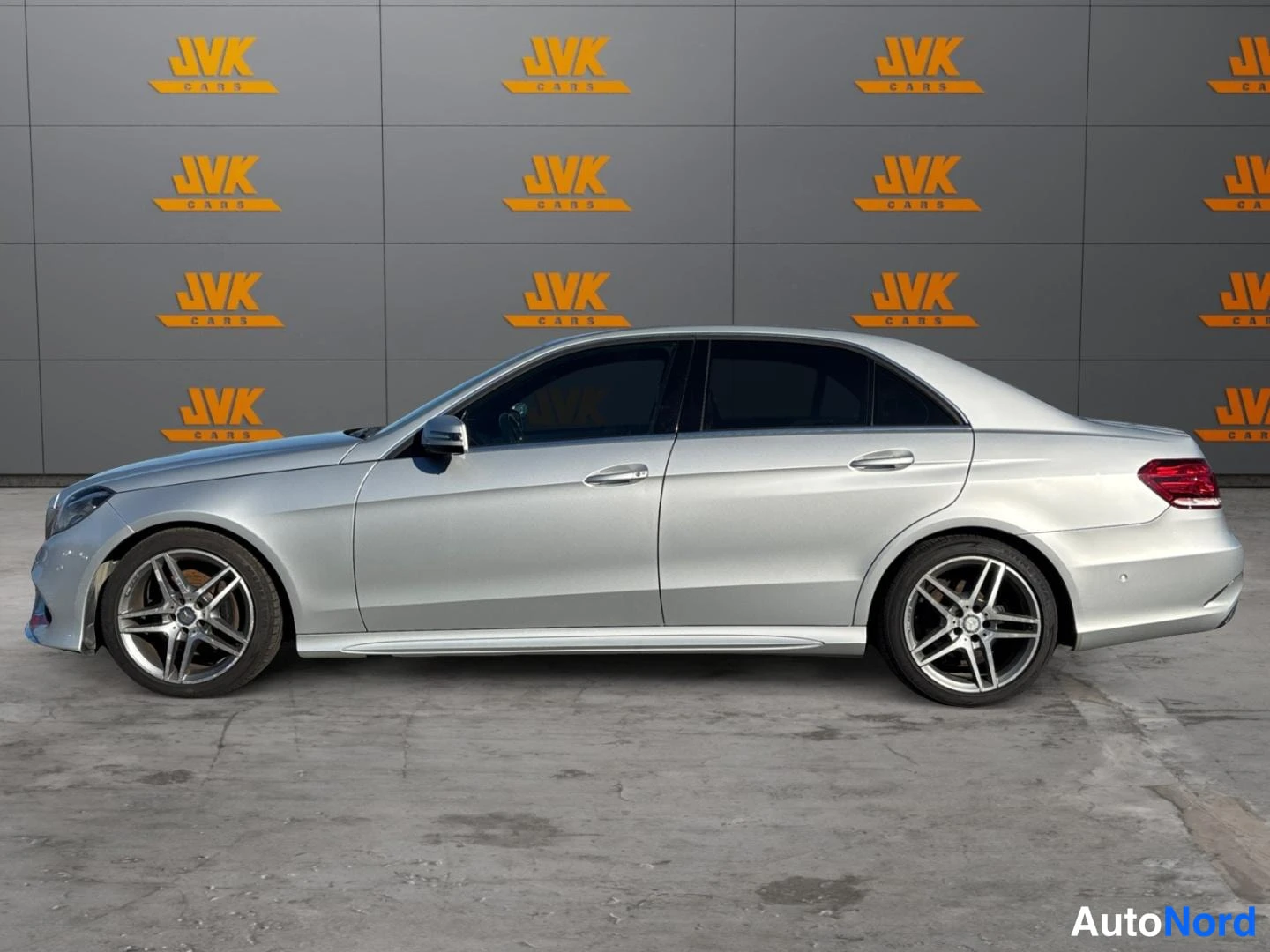 Silver Mercedes-Benz E 2014, side, photo 4