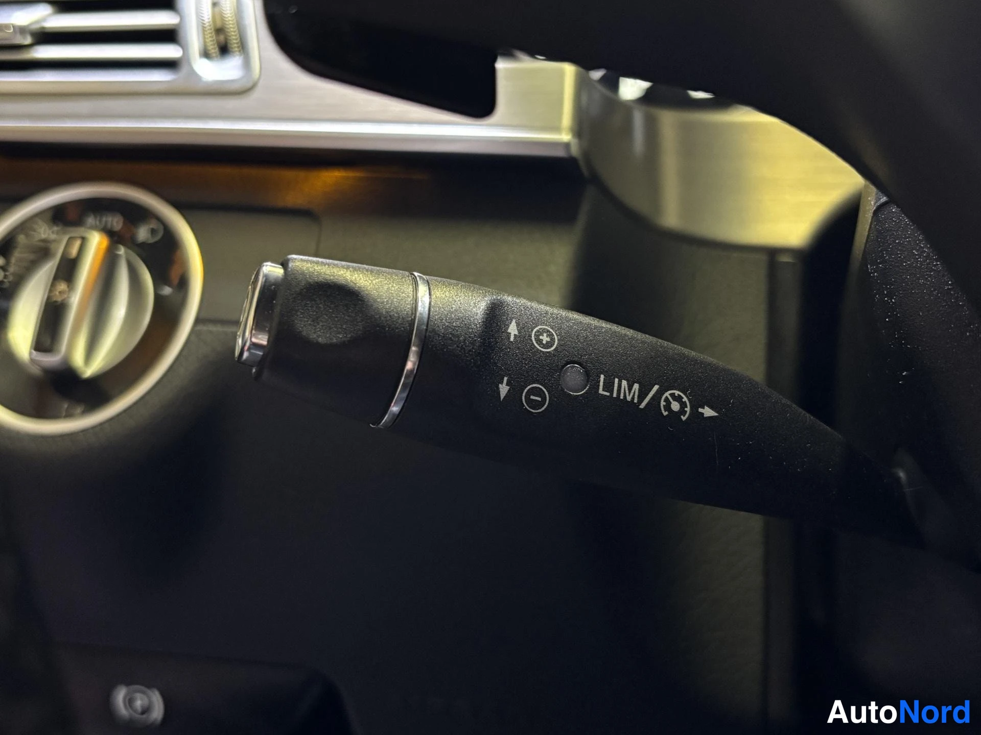 Silver Mercedes-Benz E 2014, detail, photo 14