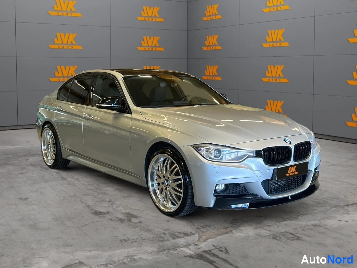 Silver BMW 320i xDrive 2013, front three-quarter, nose to the right, photo 3