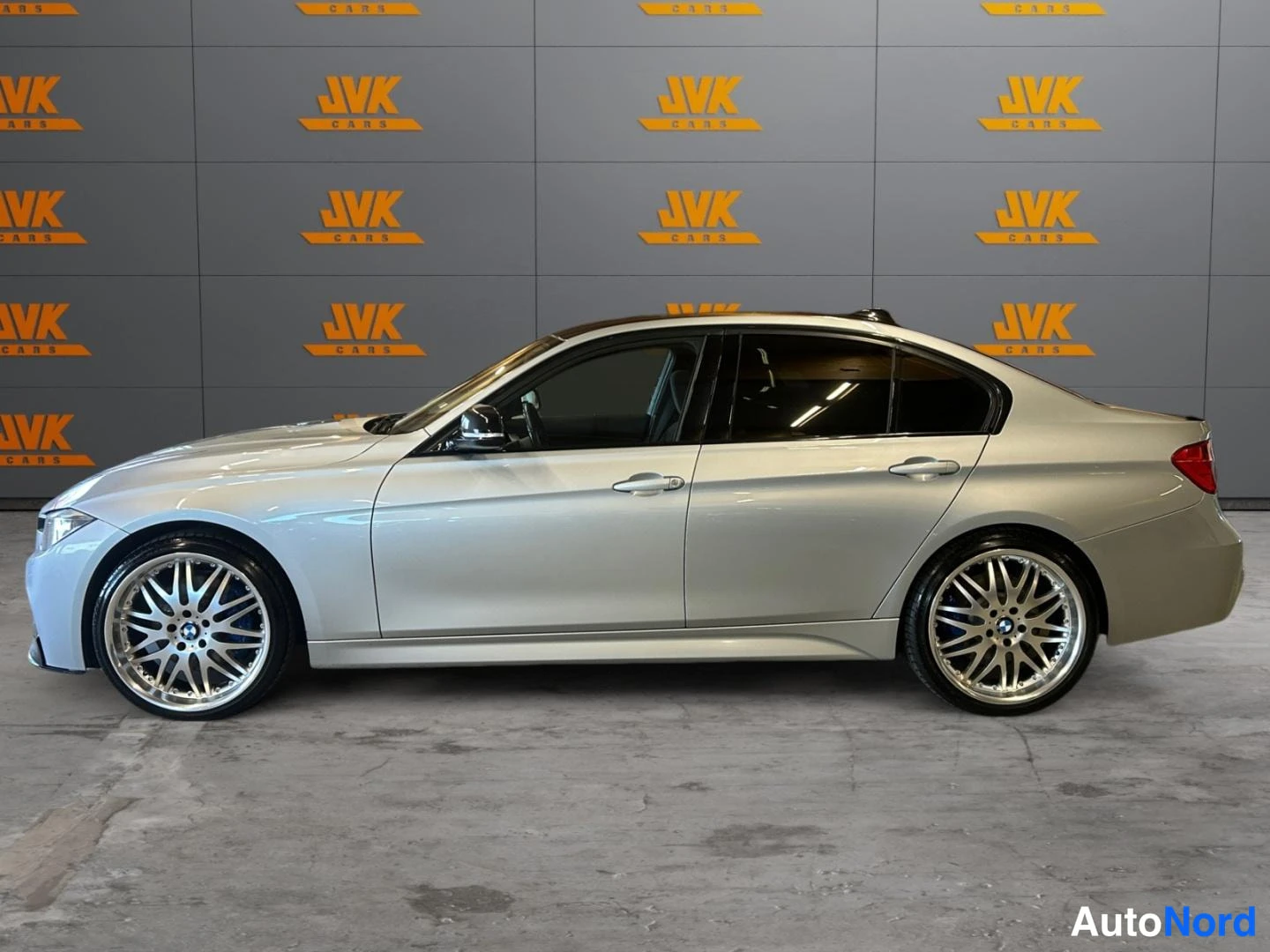 Silver BMW 320i xDrive 2013, front three-quarter, nose to the left, photo 2
