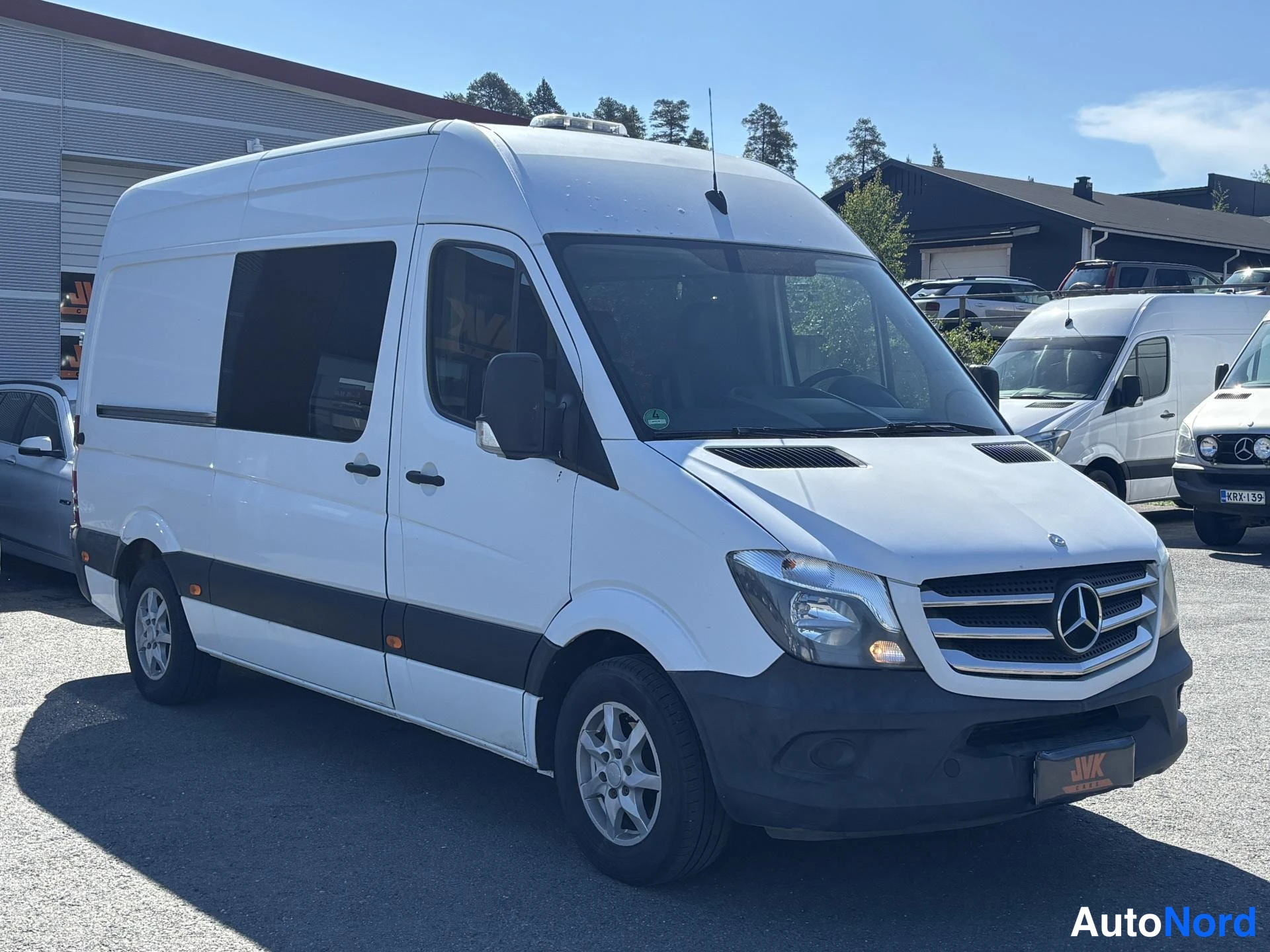 White Mercedes-Benz Sprinter 2014, front three-quarter, nose to the right, photo 2