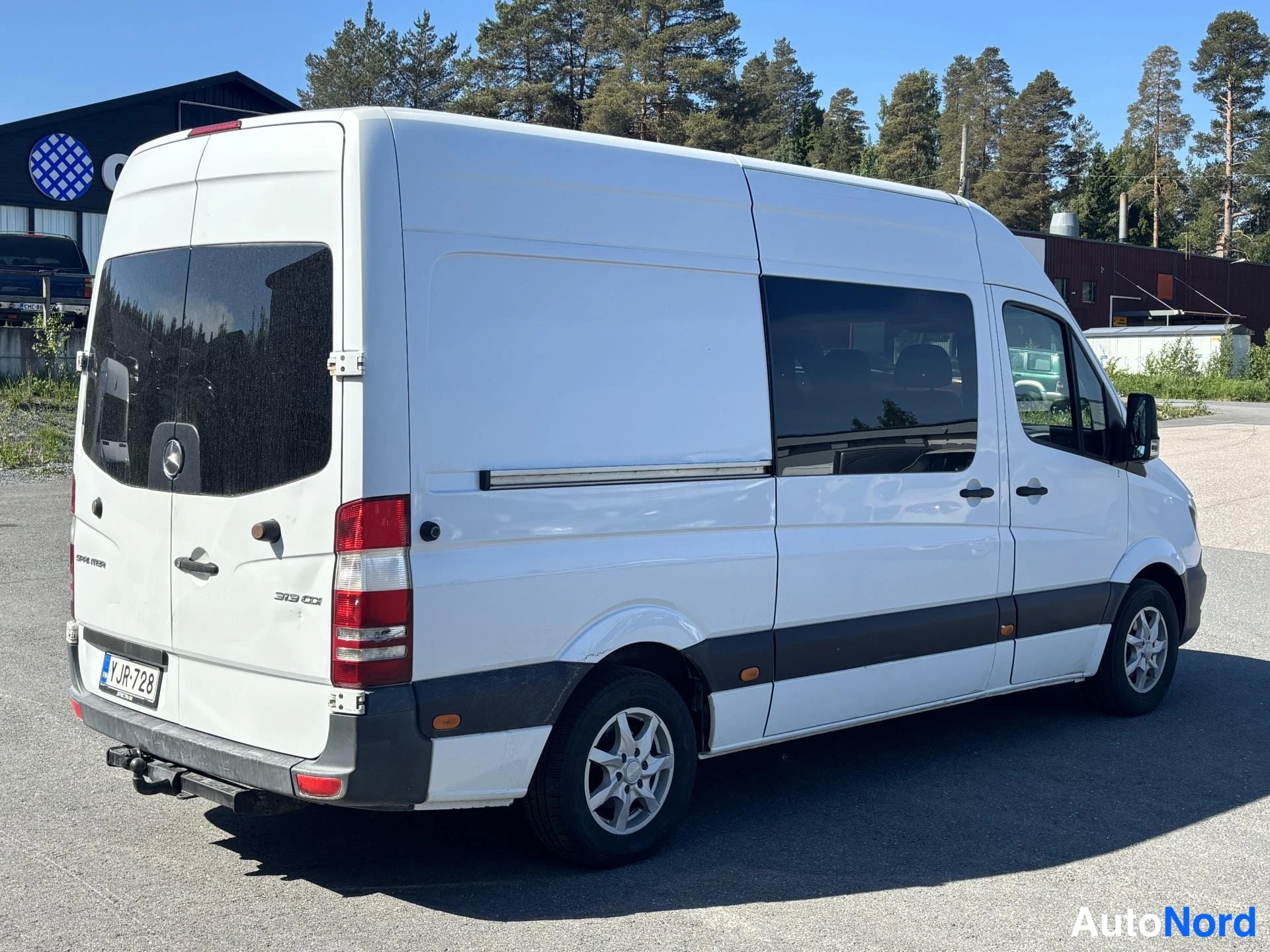 White Mercedes-Benz Sprinter 2014, rear three-quarter, photo 3