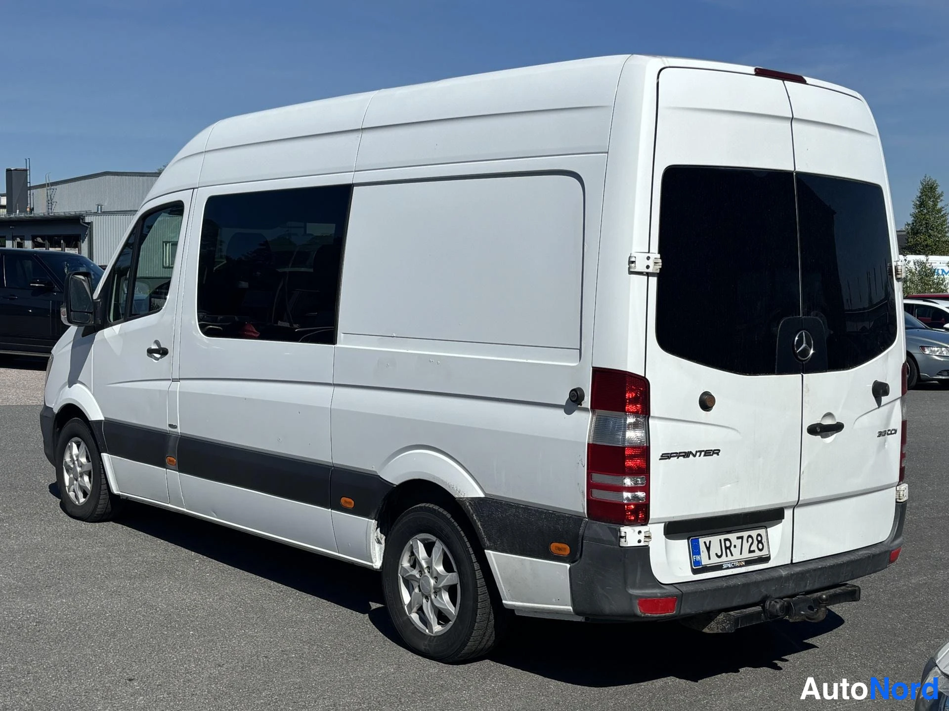 White Mercedes-Benz Sprinter 2014, rear three-quarter, photo 4
