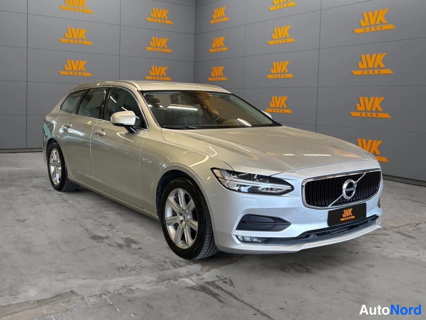 Grey Volvo V90 2018, front three-quarter, nose to the right, photo 3