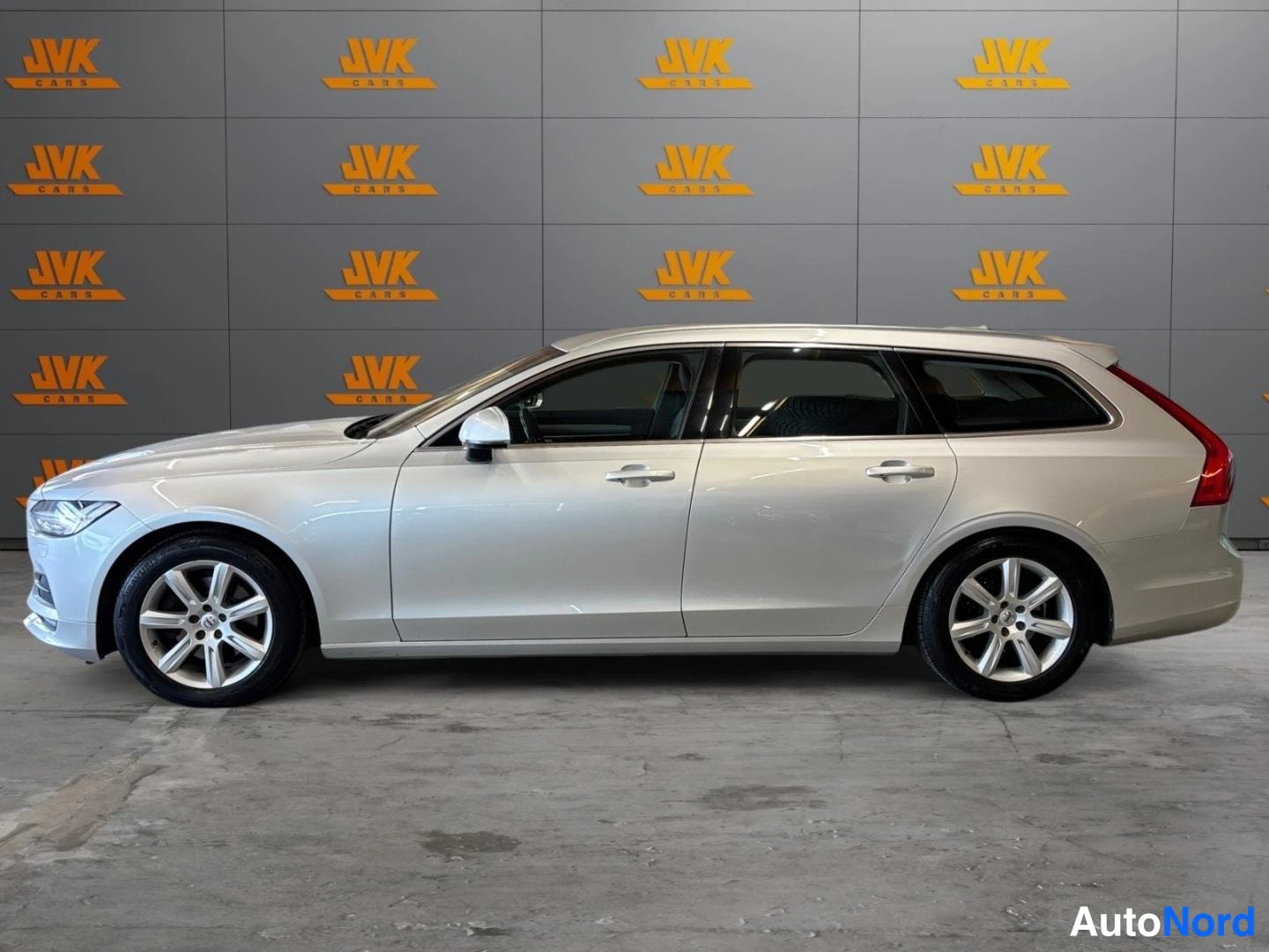 Grey Volvo V90 2018, front three-quarter, nose to the left, photo 2