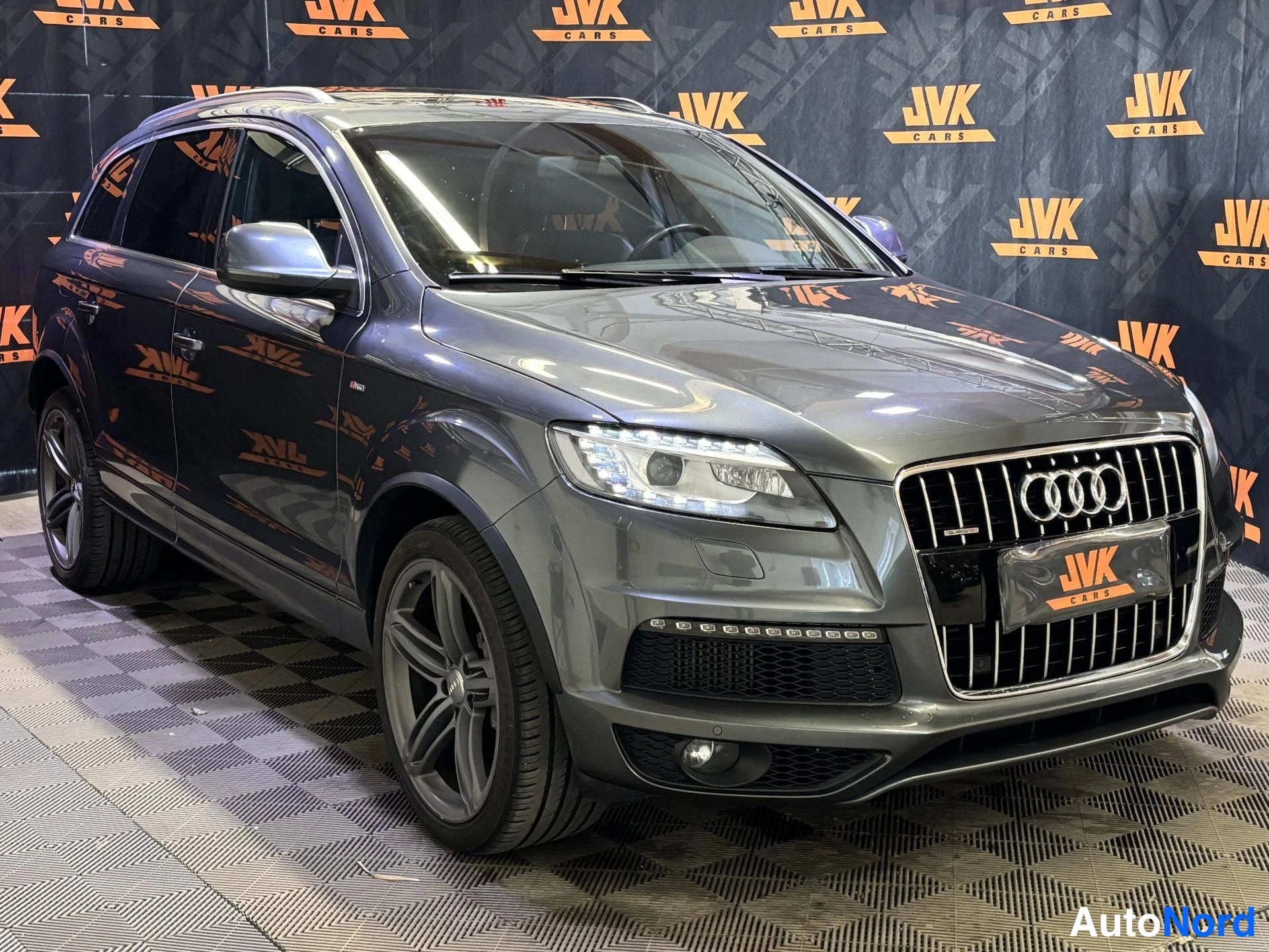 Grey Audi Q7 2010, front three-quarter, nose to the right, photo 2