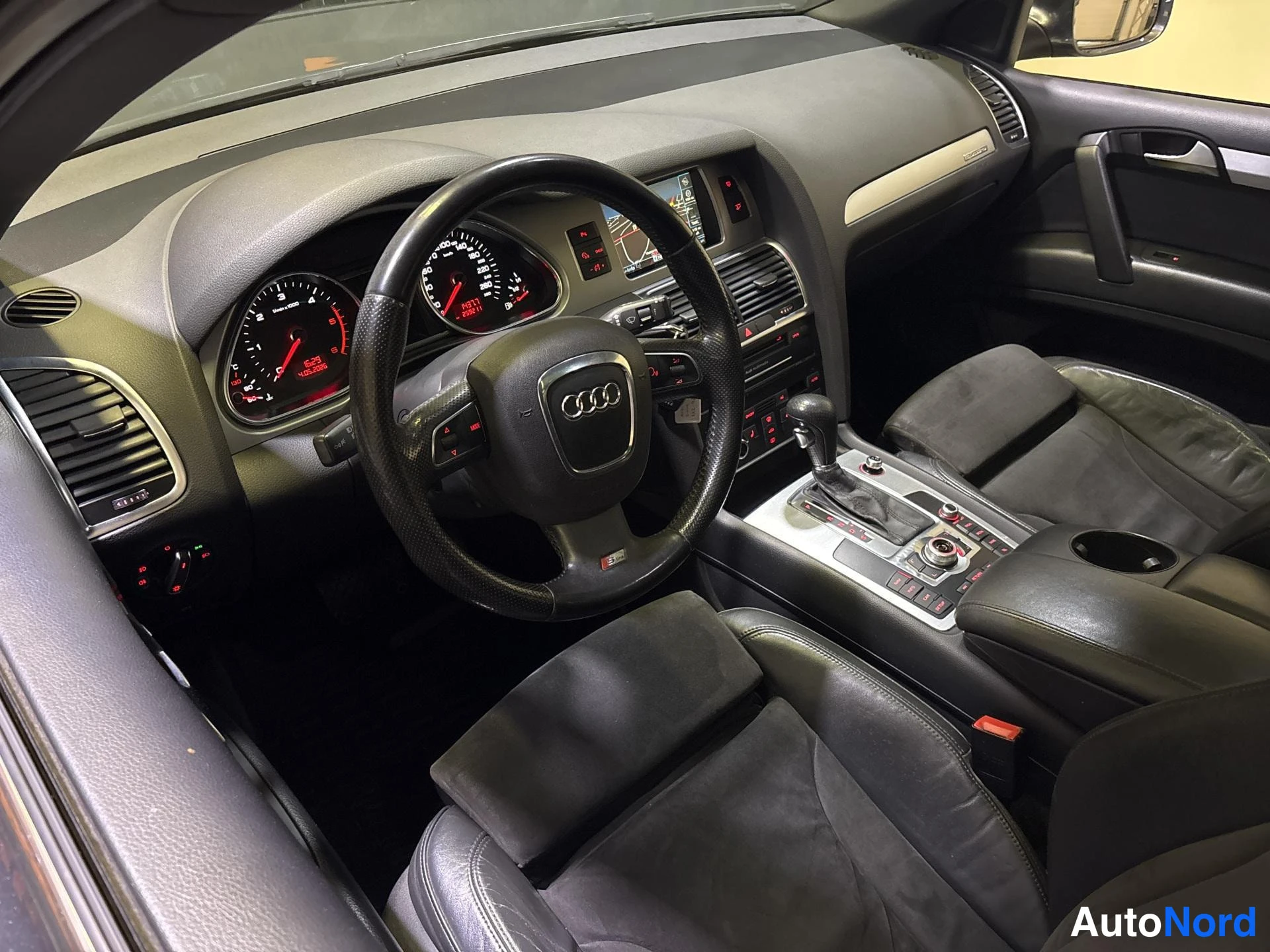 Grey Audi Q7 2010, cockpit, photo 5