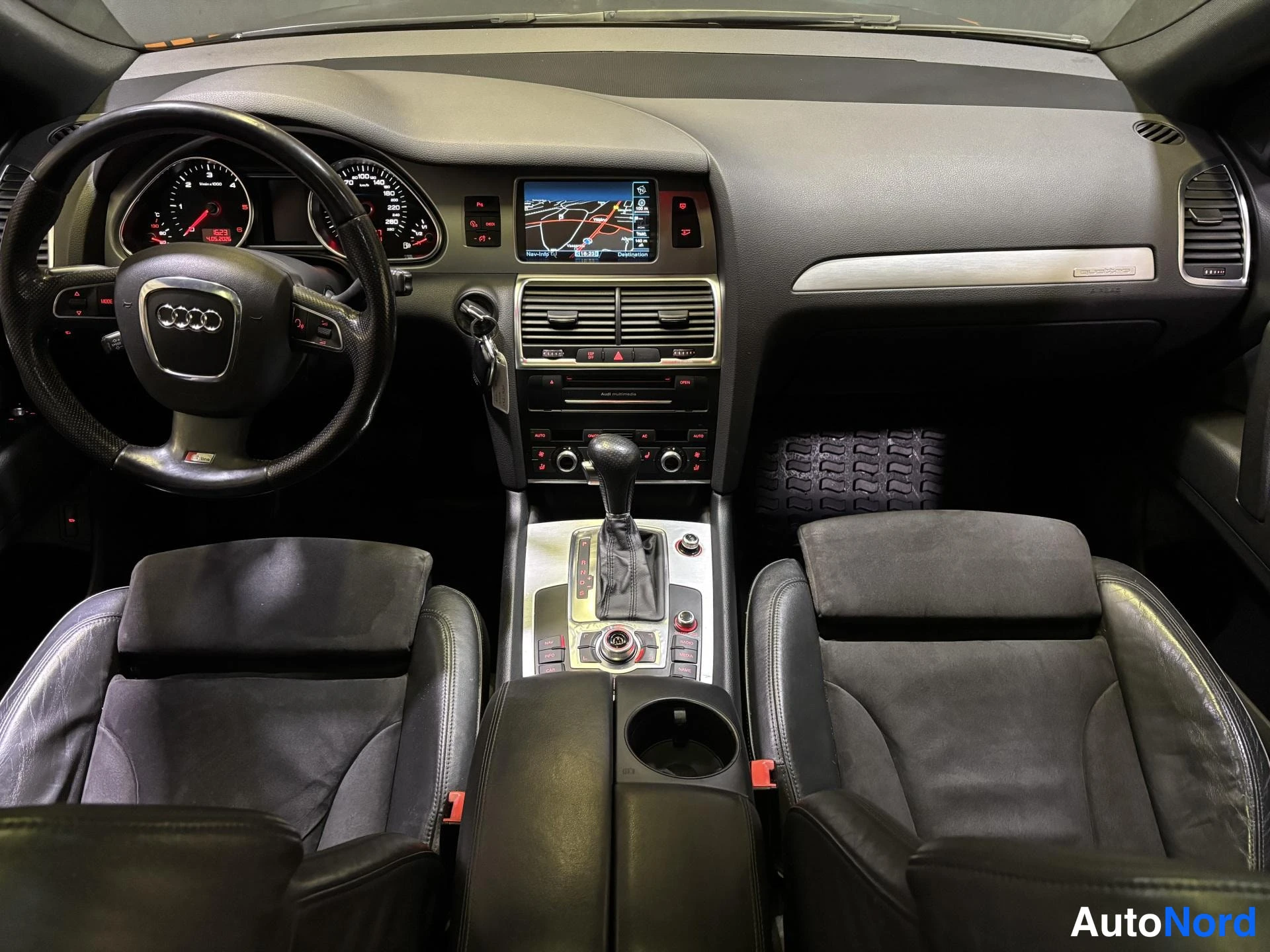 Grey Audi Q7 2010, cockpit, photo 6
