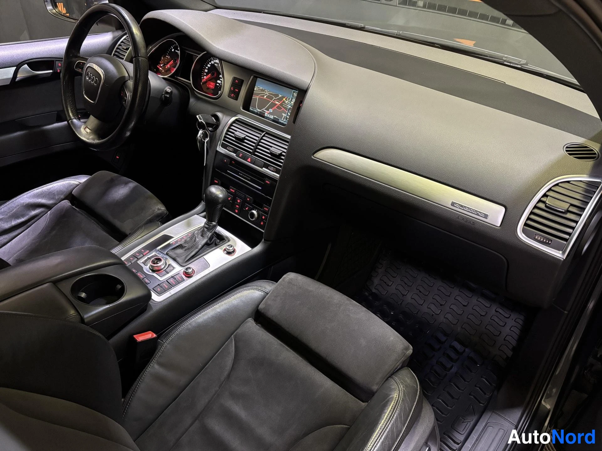 Grey Audi Q7 2010, cockpit, photo 7
