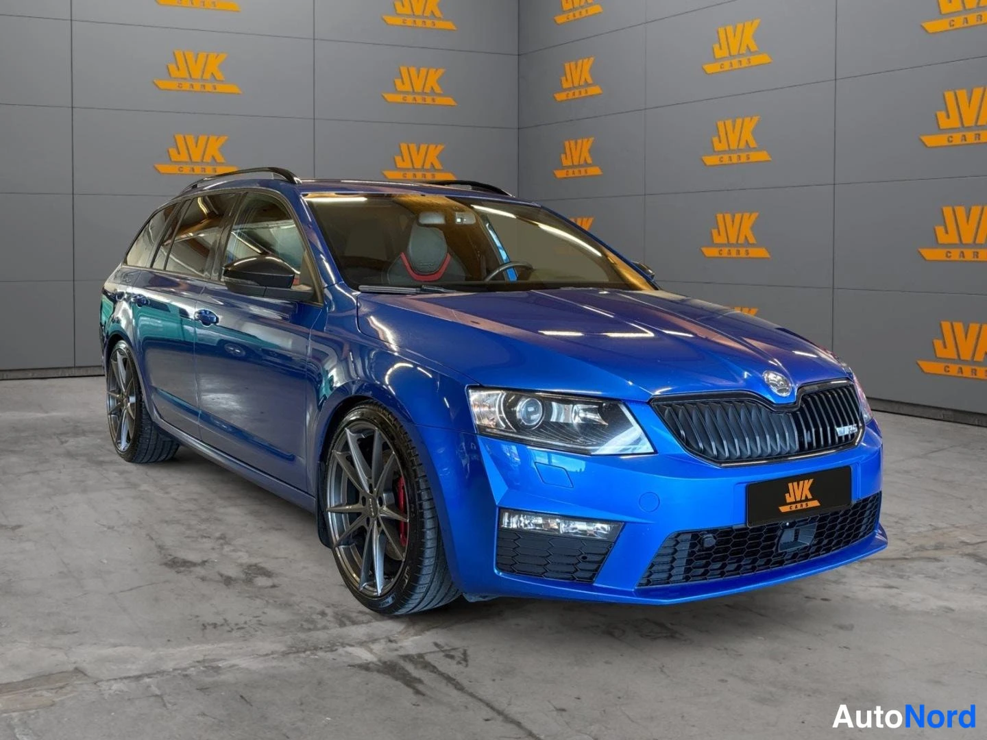 Blue Skoda Octavia 2014, front three-quarter, nose to the right, photo 2