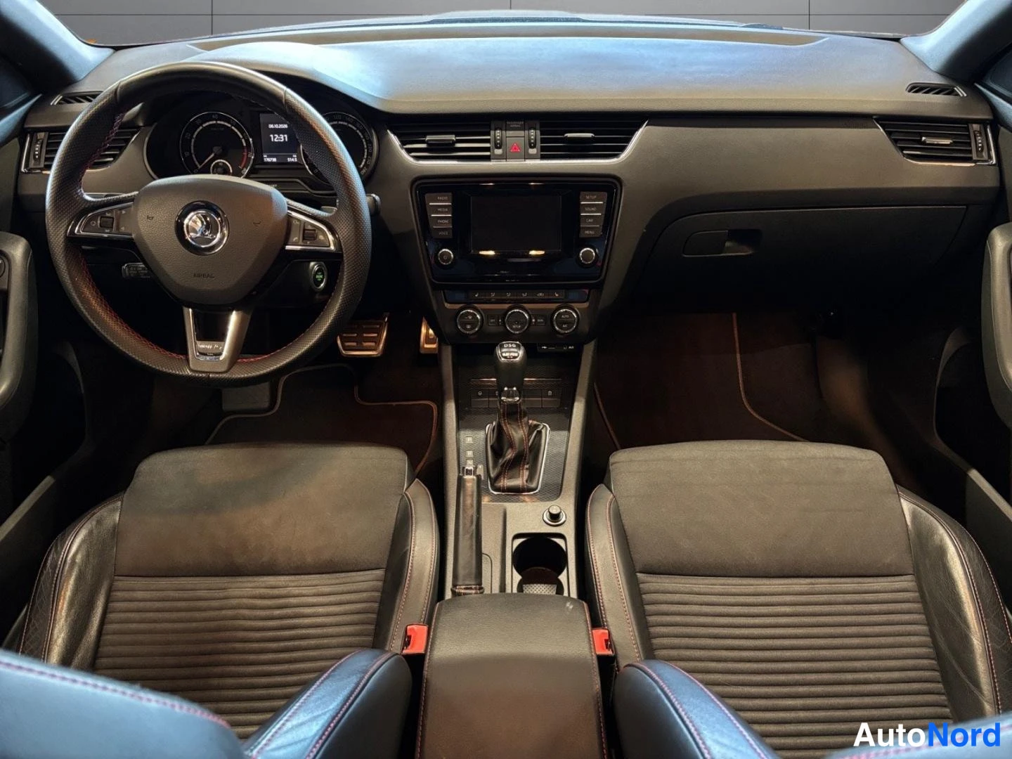 Blue Skoda Octavia 2014, cockpit, photo 8