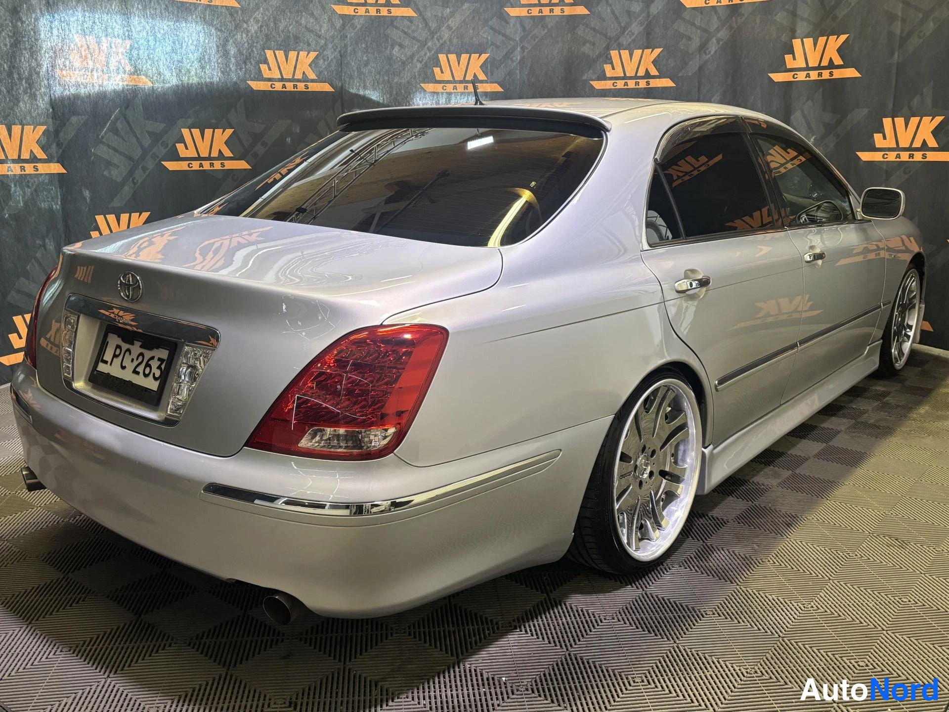 White Toyota Crown 2006, rear three-quarter, photo 3