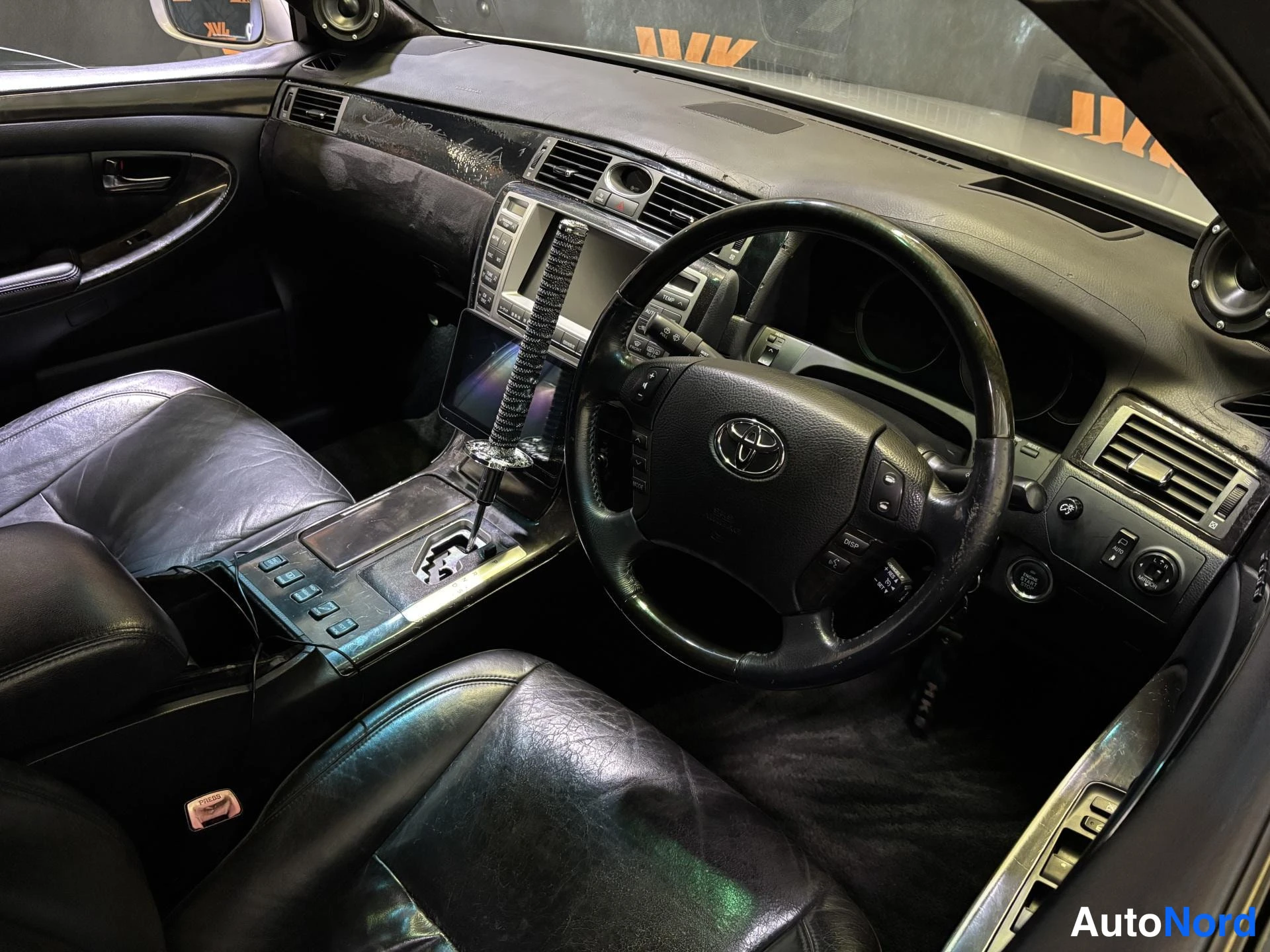White Toyota Crown 2006, cockpit, photo 5