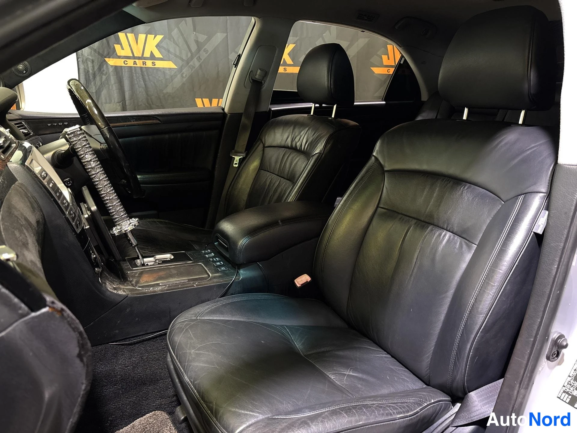 White Toyota Crown 2006, front seats, photo 8