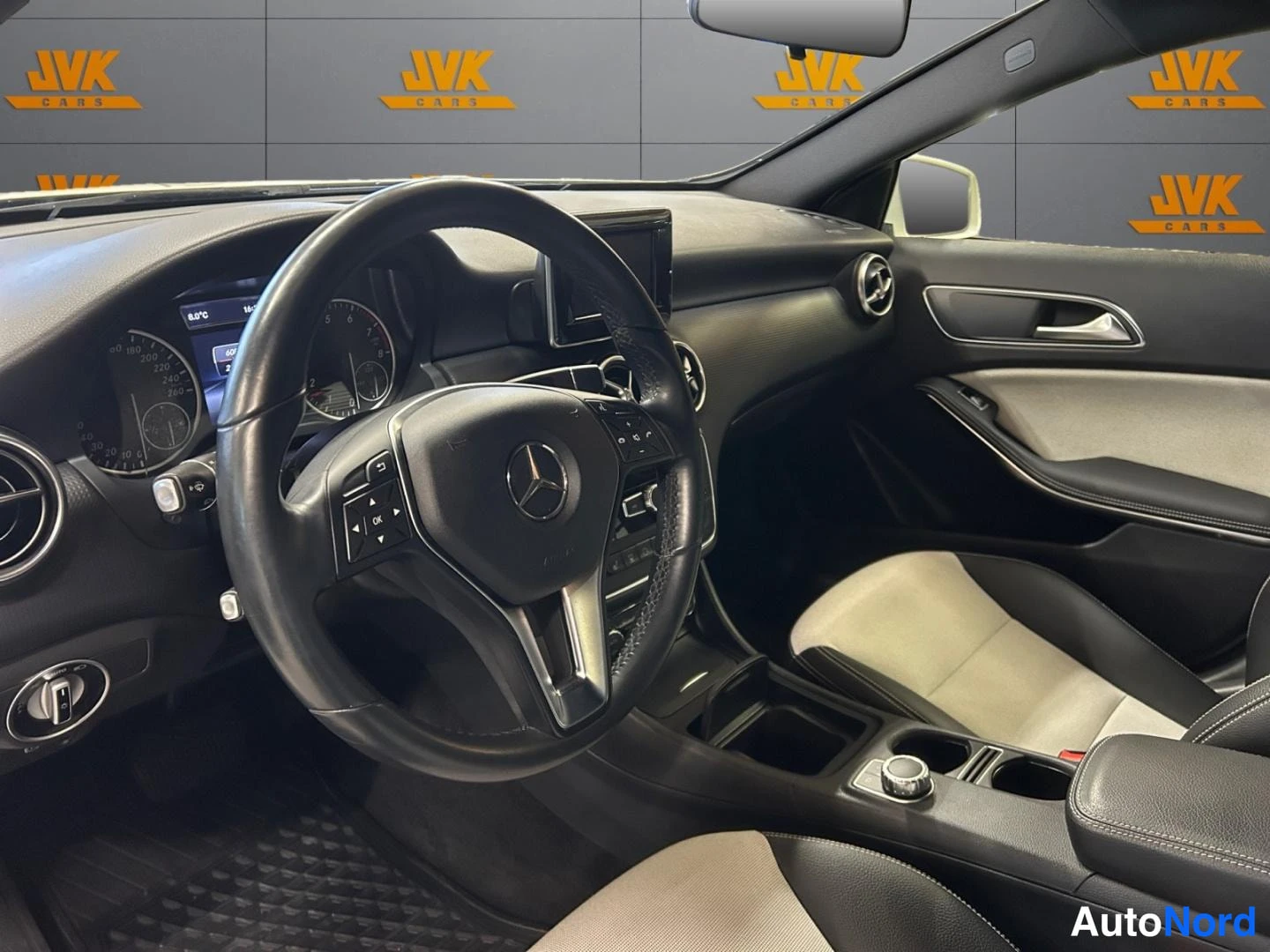 Valkoinen Mercedes-Benz A 2014, ohjaamo, kuva 7
