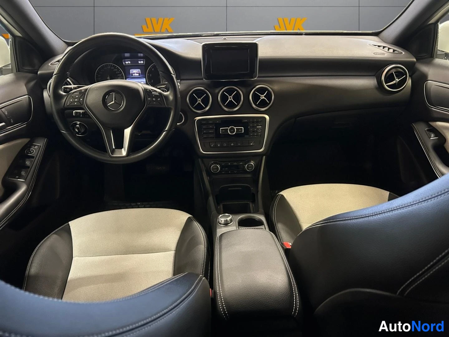 Valkoinen Mercedes-Benz A 2014, ohjaamo, kuva 8