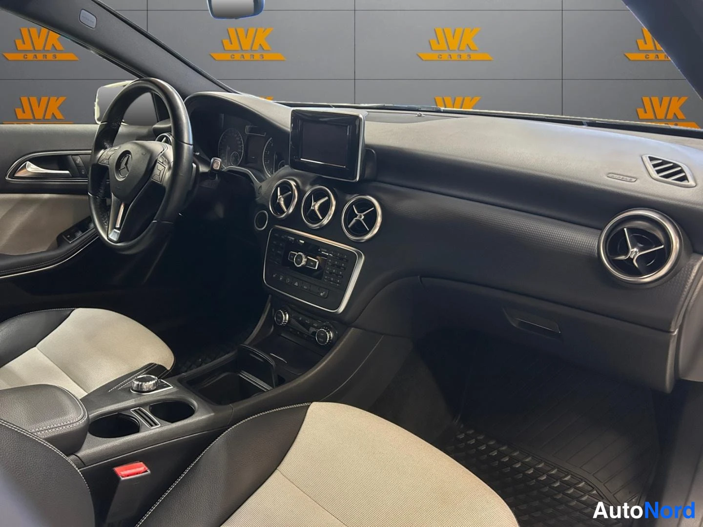 Valkoinen Mercedes-Benz A 2014, ohjaamo, kuva 9
