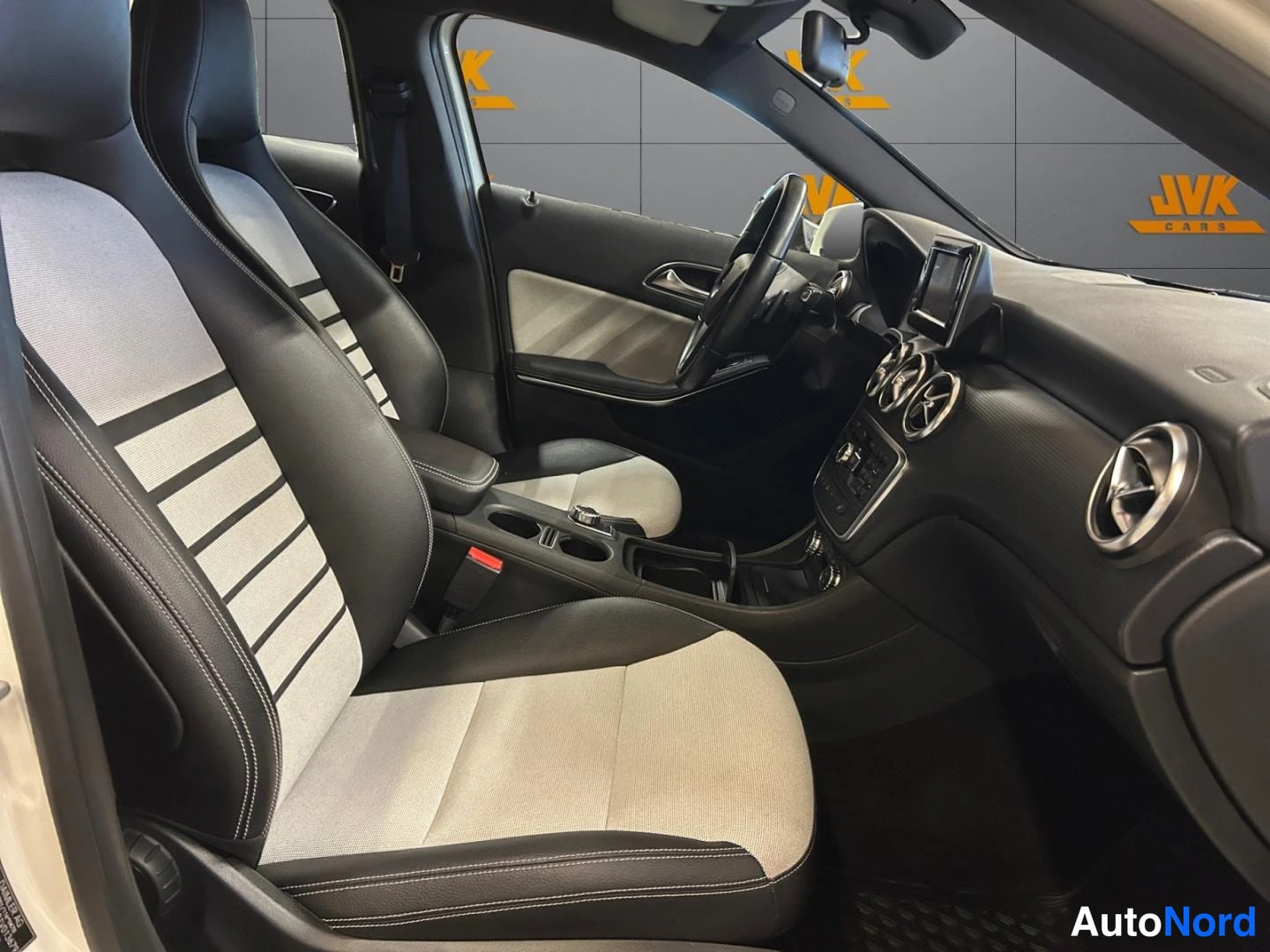 Valkoinen Mercedes-Benz A 2014, ohjaamo, kuva 10